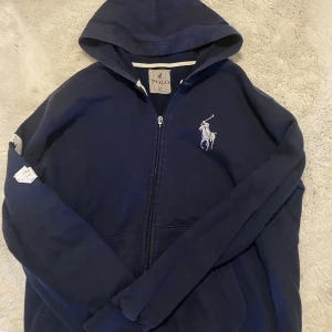 Polo kofta  - Polo kofta i strl Xl passar bra för S pris kan diskuteras 