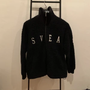 Svea jacka Storlek S - Svea, Kathryn pile zip sweater i storlek S. Köpte den för 399 kr säljer den för 150 kr. Kan mötas upp i Stockholm område