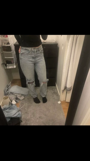 Jeans med hål  - Fint skick, säljer då väder blivit för stora 