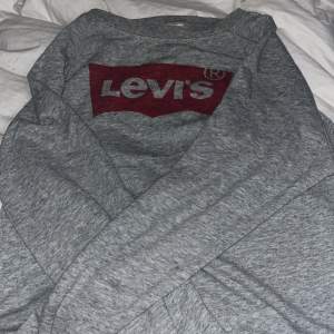 En äkta Levis tjocktröja,med en röd text där de står levis. Säljer pga den är för liten, den är i strlk m men känns som s