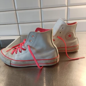 Converse - Coola converse strl 36 sparsamt använda i fint skick pris 150 + frakt köper med färdigt porto på PostNord 