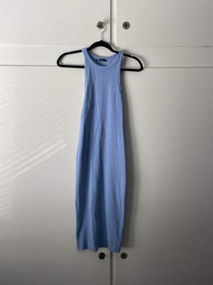 Blå tight midi klänning från Zara.  Storlek M.  Frakt tillkommer 💞