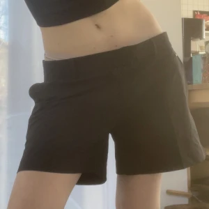 Shorts (J Lindesberg) - Från J Linderberg. 38. Oversized på mig som är en 36. Köparen står för frakt!❤️❤️❤️