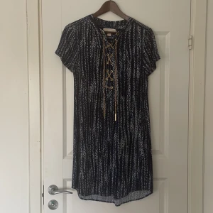 Michael Kors klänning - Använd sparsamt. Inköpt i New York. Snygga detaljer. 