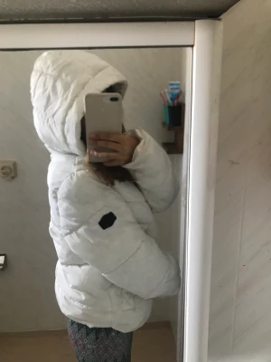 Vit jacka från only  - Säljer denna jackan från only som inte har en enda fläck men det ser ut som det på bilderna men det är inte så i verkligheten❤️ jackan är i storlek S och är i jätte bra skick och jag har bara använt den typ 18 gången och den har ingen deffekt❤️