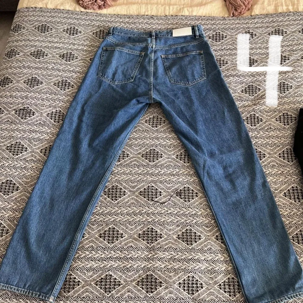 Säljer dessa raka jeans från whyred sitter som ett par Levis 501or. Byxorna är i väldigt fint skick. Pris 350kr. Jeans & Byxor.