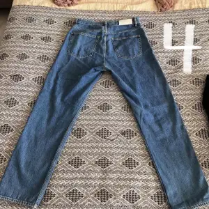 Säljer dessa raka jeans från whyred sitter som ett par Levis 501or. Byxorna är i väldigt fint skick. Pris 350kr
