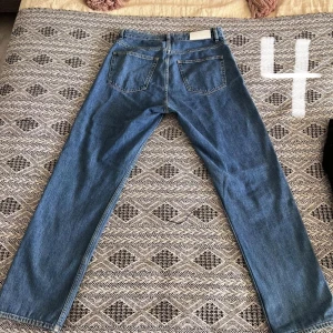 Jeans - Säljer dessa raka jeans från whyred sitter som ett par Levis 501or. Byxorna är i väldigt fint skick. Pris 350kr