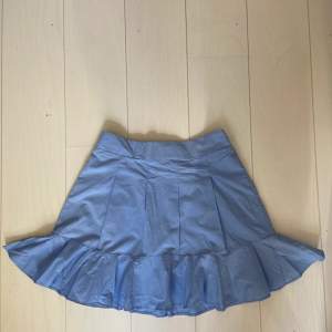 En blå volang/veckad kjol  Använd bara 2 gånger  Den är fin till sommaren  Är storlek S men lite stor på mig i midjan och jag brukar ha S