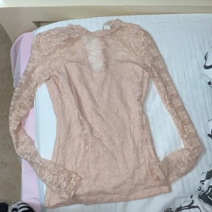 Babyrosa spetströja - En jättesnygg spets tröja som är i storlek xs. Formar kroppen jättesnyggt samt är hjärtformad vid brösten. Har fått jättemånga komplimanger av denna tröja. Är i nyskick så inga defekter eller slitningar. Köparen står för frakten ❤️