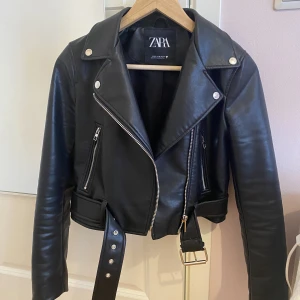 skinnjacka från zara - en fin lite kortare skinnjacka från zara! säljer då den är för liten ❤️knappt använd!