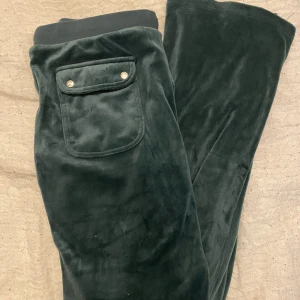 Juicy couture byxor  - Säljer mina mörklgröna juciy byxor då dom inte kommer till användning längre, de är använda endast några få gånger och är i superbra skick! Storleken är 14-15 år men skulle jämföra de som en strl S☺️