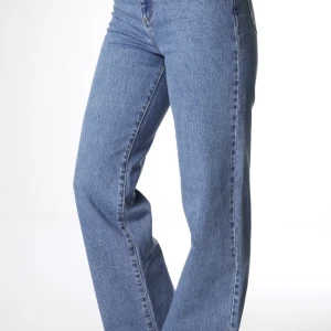 Abrand Jeans - Ett par fina blåa, högmidjade byxor från A-brand. Byxorna är provade men aldrig använda. I väldigt bra skick och högkvalitet.