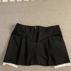 Cargo kjol - En low waist cargo/jeans kjol ifrån stradivarius i storlek 36