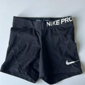 Nike PRO shorts i stl. Xs. Passar inte längre så därför säljer jag dem vidare, skriv vid intresse