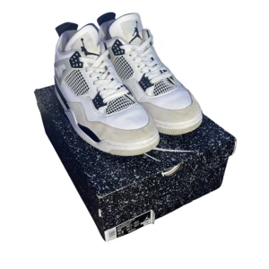 Jordan 4 black miltary - Köpt för 4810kr skicka in priser så kan vi bestämma någon 