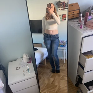 Blå jeans  - Säljer dessa svincoola jeans då de är lite tighta på mig som vanligtvis har strl 36. De är knappt använda och i superbra skick! 