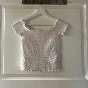 Off shoulder top  - Vit off shoulder top ifrån Hollister i storlek M men passar även mindre. 