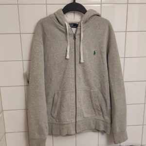 Ralph Lauren Zip hoodie strl L - Den är i jätte bra skick, kanske 9/10. Nypris är 1800 kr. 