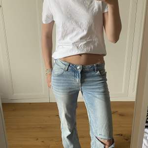 Lowwaist jeans från hm! Har sprättat upp dem och klippt hål själv💕slutsålda!!!  Jag brukar ha stl 34