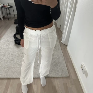 Linnebyxor  - Helt nya linnebyxor!! Lite för korta på mig som är 1.73cm💕💕 Skulle passa någon mellan 1.60-1.70🥰