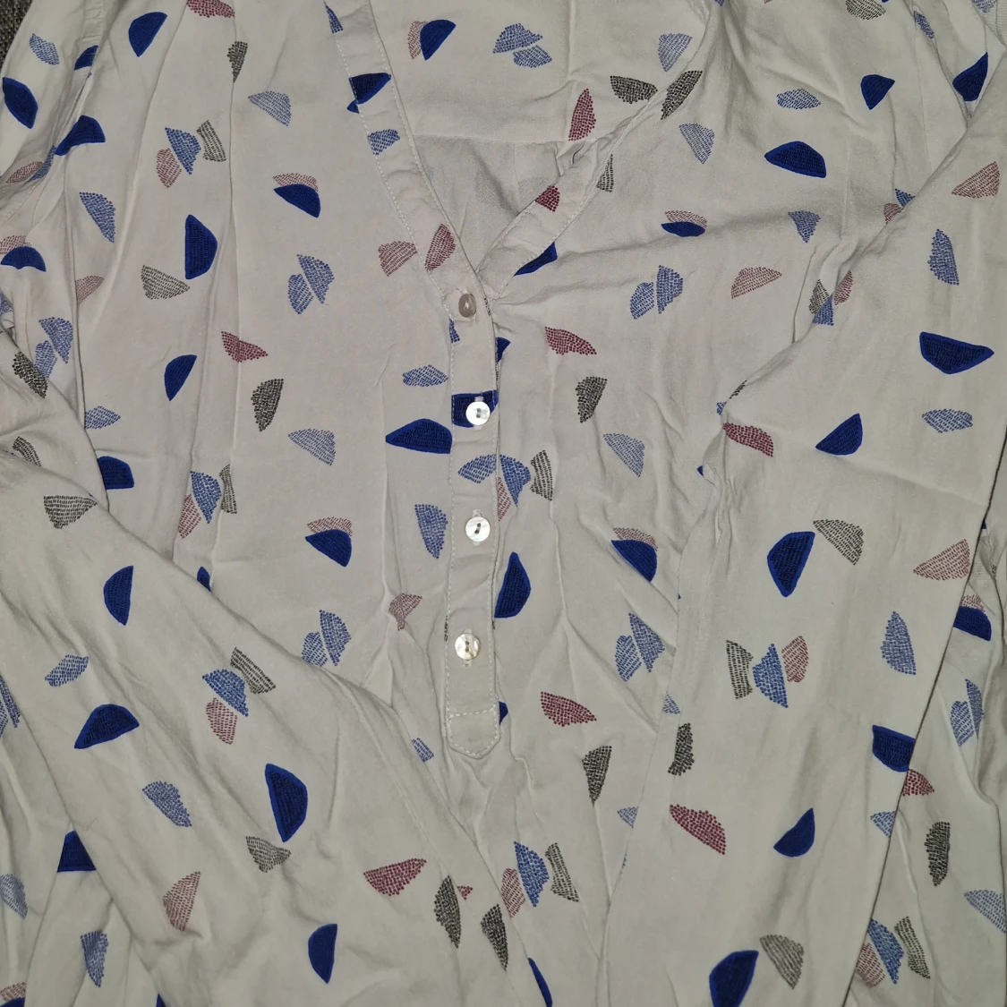 Blå mönstrad blus - 90