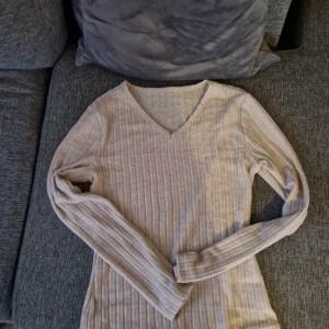 En tunn shein tröja - Denna tröja är perfekt för sommaren den är tunn och väldigt fin. Säljer denna för den är för stor på mig. Detta är en storlek L och passar dig som har M. Skick 10/10. Har ej använt denna innan jag testade den endast en gång. Hör av dig vid frågor :)