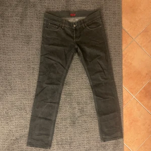 Jeans - Hugo boss jeans!! Osäker på storleken men skulle säga att dom sitter som S. Thriftade dem i Basel.💗