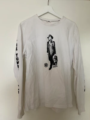 Oversized långärmad tröja - En oversized långärmad tröja från Puma i storlek S. Använt ett antal gånger men är i fint skick och säljer då den inte passar längre.