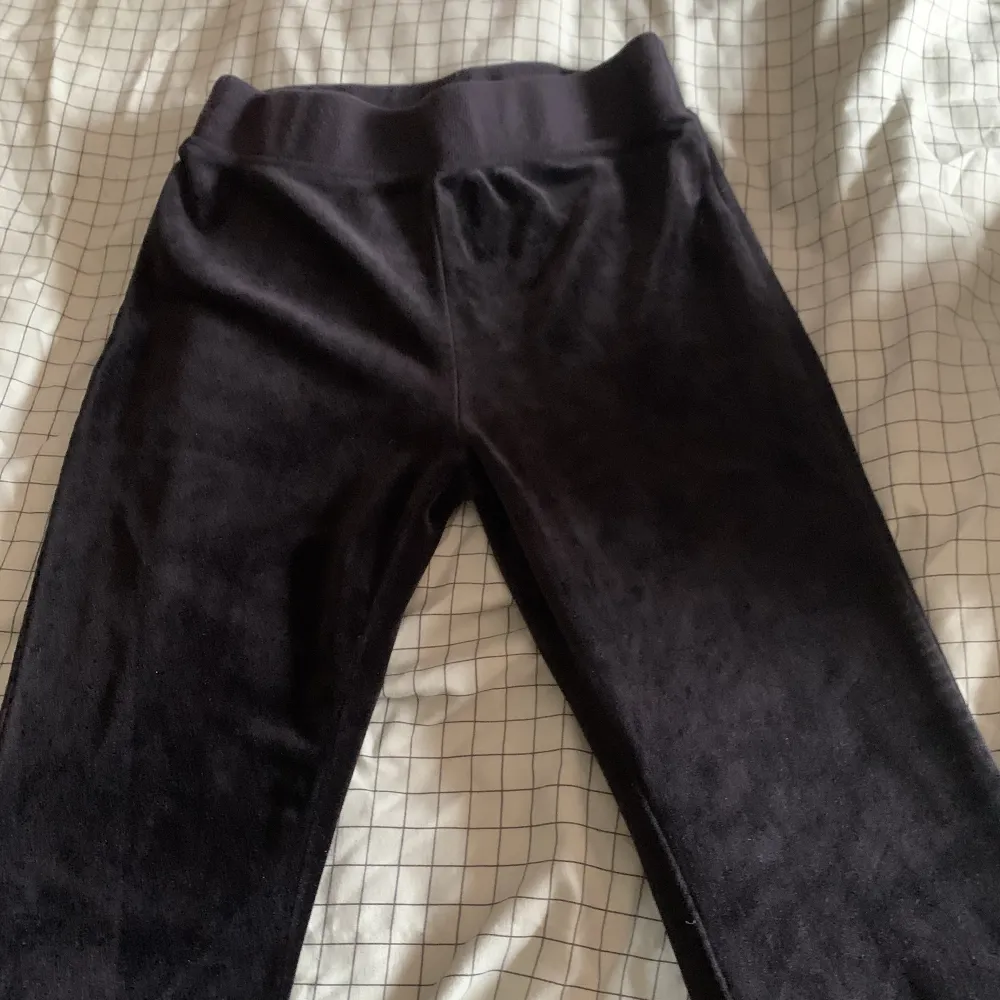 Bootcut mjukis byxor i storlek 146-152 (10-12 år) använd få gånger 💕. Jeans & Byxor.