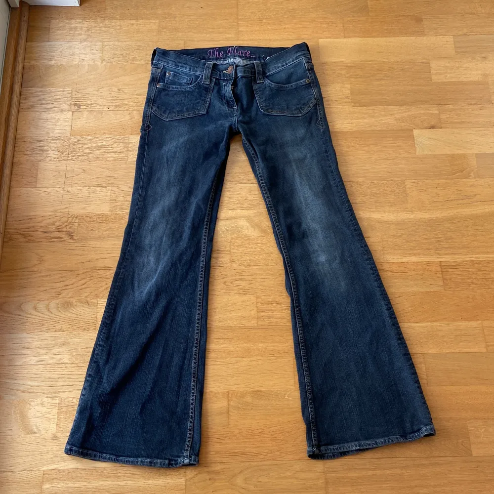 Jätte snygga lowwasted utsvängda jeans! Y2k style. Storlek 38. 80cm runt midjan, Innerbenslängd 73. Jag är 164cm lång. I nyskick utan fläckar, hål eller defekter!👐🏽. Jeans & Byxor.