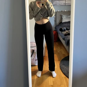 Ribbade tights  - Svarta, ribbatickade mjukistights från H&M. Superskönt material och bekväma då de är högmidjade. 🌟 passar en 34-35. Sparsamt använda och har inga defekter🫶