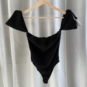 Body - Off shoulder body med string från boohoo i storlek 34