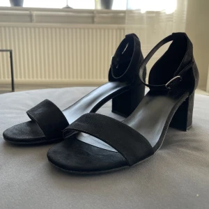 Klackskor  - Klackskor från din sko storlek 37, endast använda en gång på min bal 