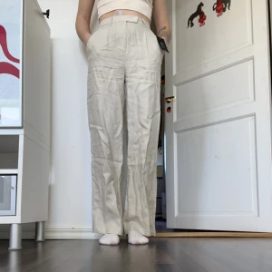 Linnebyxor  - Linnebyxor från na-kd, aldrig använda strl 34 