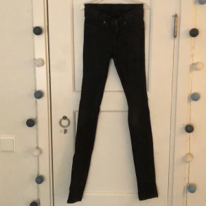 Jeans  - Skinnyjeans meddela för mer info 