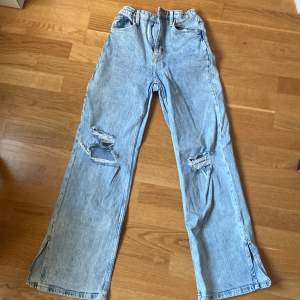 High waist jeans med hål,väldigt bekväma och använda ett par gånger, skriv privat för mer information😊😊