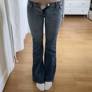 lågmidjade jeans - använd köp nu! midja:70 innerben:80😽 jag är 169 och w28 som referens