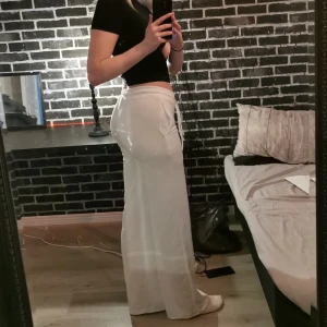 Intressekol  - Ett par vita "mjukis byxor" i ett tunt material och lite genomskinliga vilket syns i bilderna, har lite linne byxor stil. Knappt använda, har sytt dom för hand till lågmidjat. :) 
