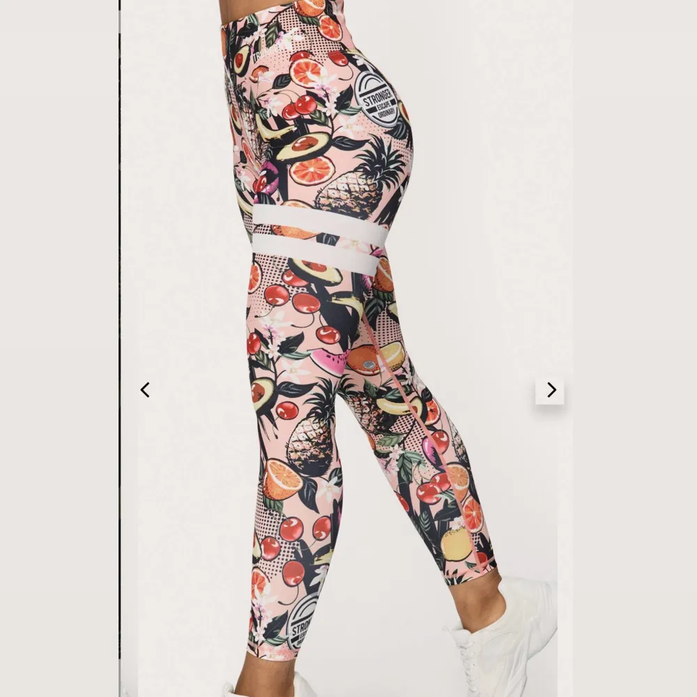 Stronger tights💖 Storlek (S) inga defekter Säljer för 300kr köptes för 799kr. . Farkut & Housut.
