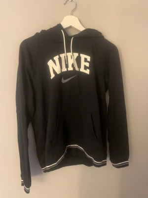 Nike hoodie  - En fin Nike hoodie  Inte mycket använd 