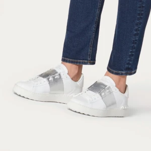 Valentino - Skriv för egna bilder! Dom är använda men ändå i bra skick därav priset, nypris är 6200kr