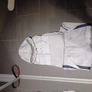 Mckenzie dress - Byxor och hoodie från Mckenzie. Använda en gång bara på grund av att jag inte gillar dem. Säljer båda i ett paket. Köpta på Jd sports.