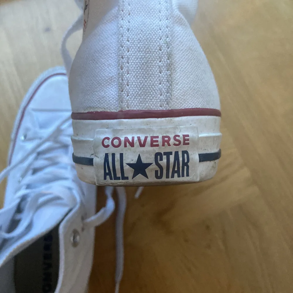 Snygga converse skor😇 finns tecken på användning men fortfarande väldigt rena och bara använda ca 2 gånger❤️ . Skor.