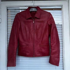 Vintage röd läderjacka (skinnjacka) - Vintage läderjacka i äkta läder säljes. Strl: S. 