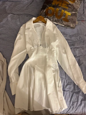 Klänning - säljer denna klänning då den inte kommer till användning längre. det är en korsett klänning, samt använd 1 gång. skriv privat för fler bilder och mer information!💗