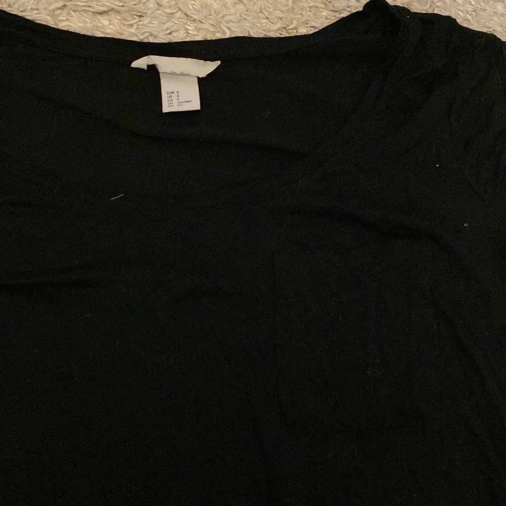 Vanlig svart t-shirt som är hur skön som helst, från H&M i storlek S. T-shirts.