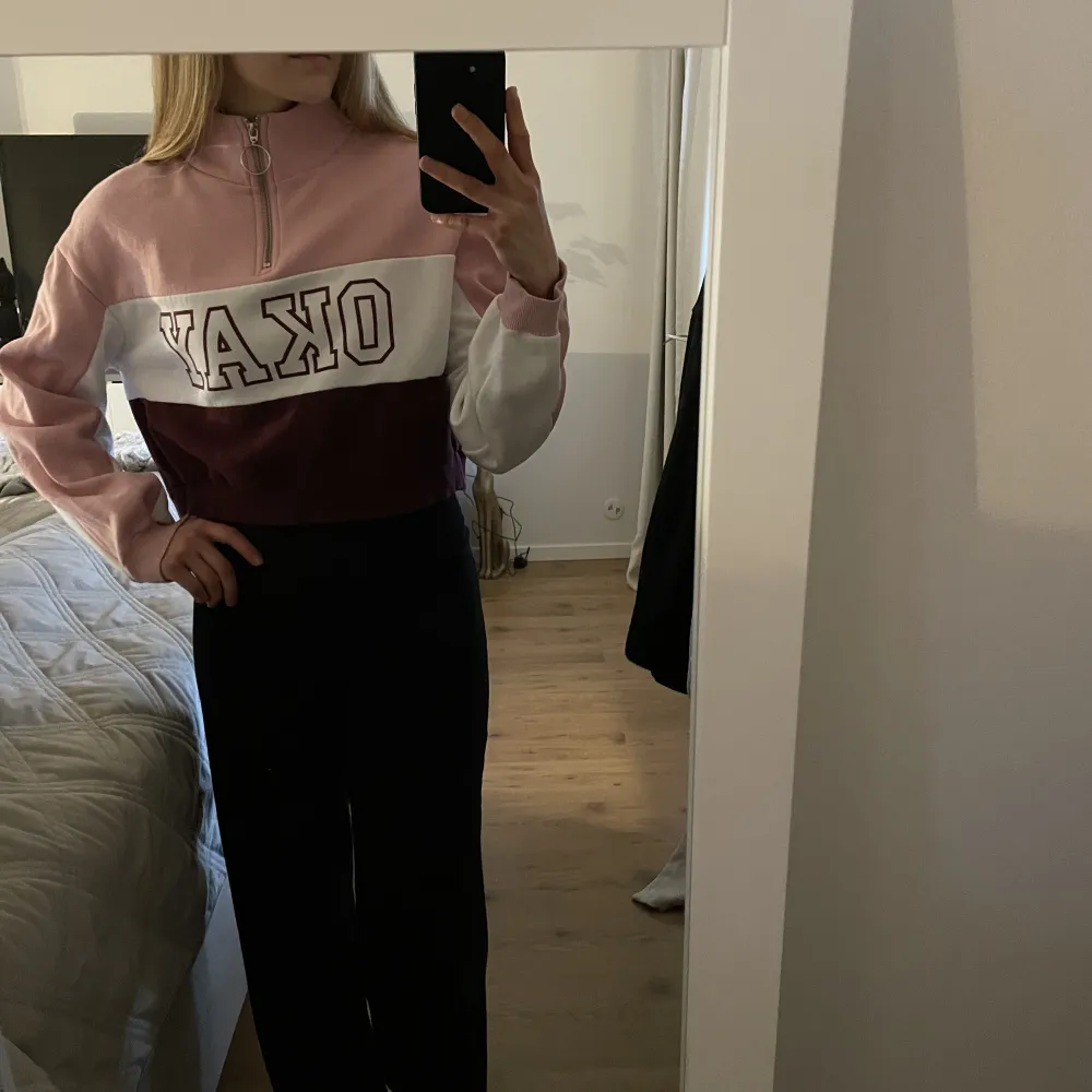 En croppad sweater från hm i storlek xs. Säljer då den inte längre kommer till användning.. Tröjor & Koftor.