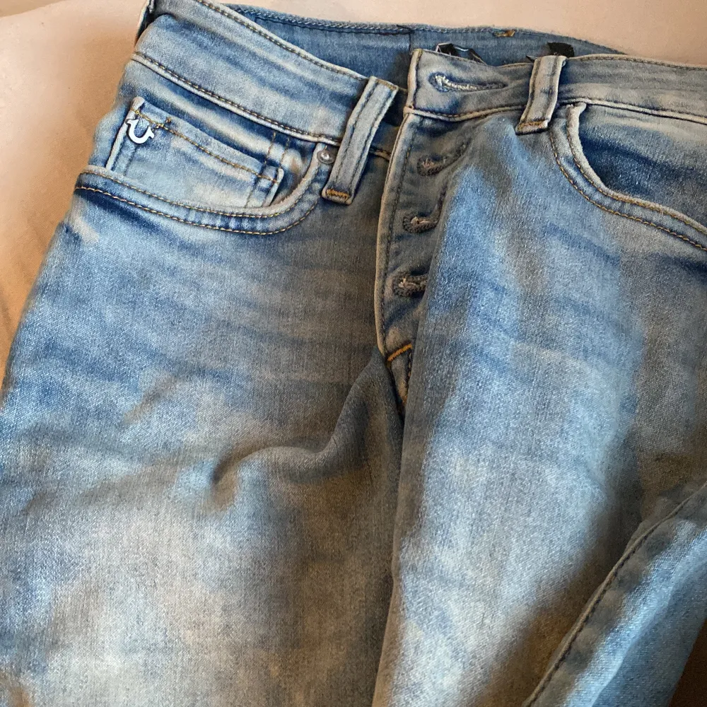 Säljer dessa för att de inte kommer till någon användning, använd minst 5 gånger så i jätte bra skick. Nästan som ny. Nypris 1600kr och säljer för 800kr. Jeans & Byxor.