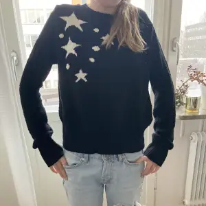 super fin tröja från zara knit med stjärnor på🥰 det står att den är strl M men jag skulle säga att dem är strl XS-S❤️